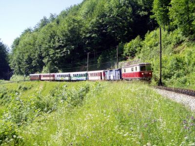 Sommer auf der Nordrampe
1099.02 hat vor kurzem den Stettenriegeltunnel verlassen und strebt Richtung Winterbach
Schlüsselwörter: 1099 , 1099.02 , Mariazellerbahn , MzB , Bergstrecke , Nordrampe , Winterbach