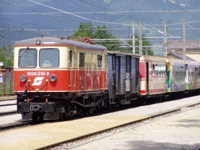 Warten in Mariazell
1099 009 im Bahnhof Mariazell
Schlüsselwörter: 1099 , 1099 010 , Mariazellerbahn , MzB , Bergstrecke , Mariazell