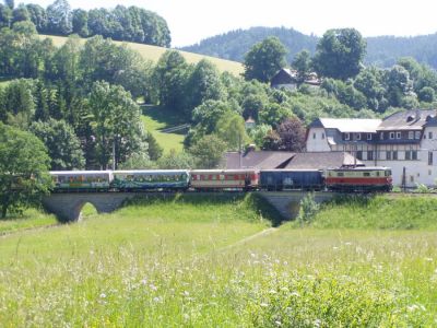 Burgerbogen-Wienerbruck
1099.02 im bekannten Burgerbogen.
Schlüsselwörter: 1099 , 1099.02 , Mariazellerbahn , MzB , Bergstrecke, Wienerbruck , Burgerbogen