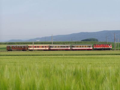 Schülerzug
Der Schülerzug aus Mank zwischen Schwadorf und Nadelbach.
Schlüsselwörter: 2095 , 2095 013 , Mariazellerbahn , MzB , Talstrecke , Nadelbach , Schwadorf