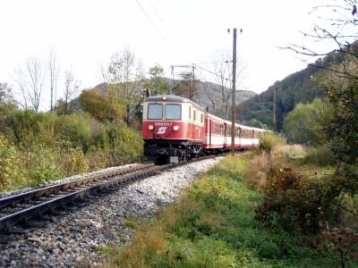 1099 011 nach der Loich
Etliche Meter nach Verlassen des Bahnhofes Loich treffen wir die 1099 011 mit dem 6841 an.
Schlüsselwörter: 1099 , 011 , MzB , Talstrecke