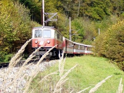 Der Sonne entgegen
1099 011 mit dem 6841 zwischen Schwarzenbach und Frankenfels im Licht der Spätherbstsonne.
Schlüsselwörter: 1099 , 010 , MzB , Talstrecke