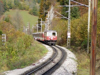 Einfahrt Laubenbachmühle
1099 011 mit dem 6841 in herbstlicher Umgebung kurz vor dem Bahnhof Laubenbachmühle.
Der 6841 wurde am Wochenende mit Lok und Klassen geführt, sonst als 5090 Doppel.
Schlüsselwörter: 1099 , 011 , MzB , Talstrecke