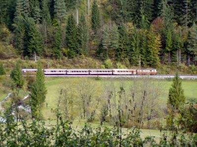 Blick auf die untere Trasse
1099 011 fährt Richtung Talkehre.
Schlüsselwörter: 1099 , 011 , MzB , Bergstrecke