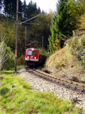 1099 007 kurz vor dem Bahnübergang in der Schönau.
Schlüsselwörter: 1099 , 007 , MzB , Talstrecke