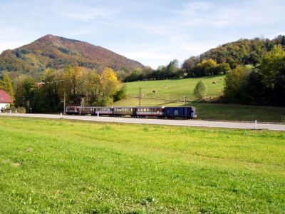 Goaßbichlidylle
1099 007 fährt durch die herbstliche Landschaft des Pielachtales bei Kirchberg, Richtung St.Pölten.
Schlüsselwörter: 1099 , 007 , MzB , Talstrecke