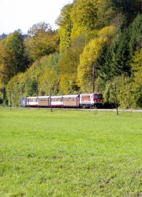 1099 007 zwischen Mainburg und Hofstetten im spätsommerlichen Sonnenschein.
Schlüsselwörter: 1099 , 007 , MzB , Talstrecke