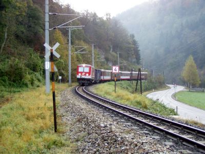 1099 007 vor Frankenfels
Morgens um ca. 08.40 befindet sich die 1099 007 mit dem 6835 "Ötscherland" kurz vor Frankenfels.
Die Sonne hat es noch nicht über den Bergrücken geschafft.
Schlüsselwörter: 1099 , 007 , MzB , Talstrecke