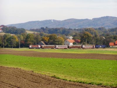 1099 007 in der Ebene vor Wanrendorf
Schlüsselwörter: 1099 , 007 , MzB , Talstrecke