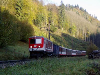 Morgens bei Frankenfels
1099 007 im Taleinschnitt nach Frankenfels. Die Sonne schafft es, aufgrund der Jahreszeit erst später, hier Licht ins Dunkel zu bringen ( und vorallem auch Wärme).
Schlüsselwörter: 1099 , 007 , MzB , Talstrecke