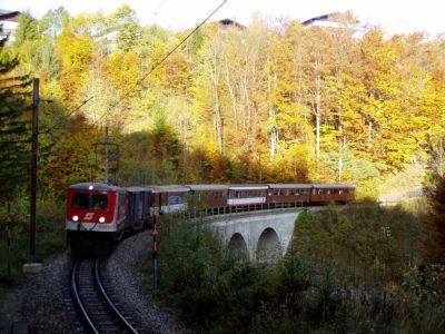 1099 007 am Heugrabenviadukt
Im spätherbstlichen Farben- und Lichtzauber überquert 1099.007 mit dem 6835 das Heugrabenviadukt in Richtung Mariazell.
Schlüsselwörter: 1099 , 007 , MzB , Bergstrecke