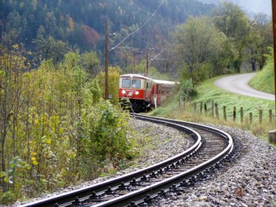 Die Nordrampe hinauf
1099 010 kämpft sich, mit einem 7 Wagen-Zug (hier nicht sichbar), kurz nach dem Weißwasserviadukt den Berg hinauf.
Schlüsselwörter: 1099 , 010 , MzB , Bergstrecke