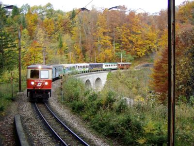 Herbst am Heugrabenviadukt
1099 010 mit dem 7 Wagen starken 6837 "Ötscherbär" in herbstlicher Stimmung am Heugrabenviadukt. 
Schlüsselwörter: 1099 , 010 , MzB , Bergstrecke