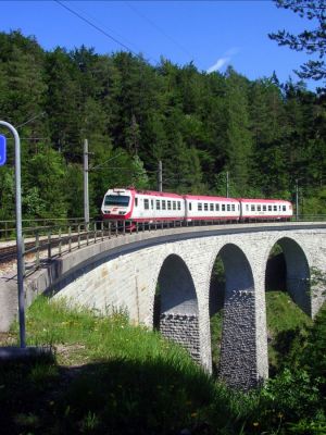 4090 am Saugraben
Der 3 teilige 4090 überquert das Saugrabenviadukt Richtung Mariazell.
Schlüsselwörter: 4090 , MzB , Mariazellerbahn , Bergstrecke , Saugrabenviadukt