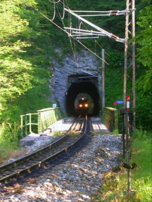 Licht am Ende des Tunnels
1099.02 vor Einfahrt in den Schönautunnel.
Schlüsselwörter: 1099 , MzB , Mariazellerbahn , Talstrecke , Schönautunnel