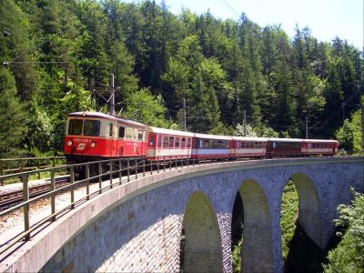 Der "Mariazellerland" auf dem Saugrabenviadukt
Die 1099 008 bringt den 6832 "Mariazellerland" nach St.Pölten.
Schlüsselwörter: 1099 , 1099 008 , MzB , Mariazellerbahn , Bergstrecke , Saugrabenviadukt