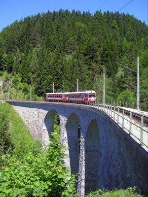 2x 5090 am Saugraben
Ein 5090er-Doppel auf dem wohl bekanntesten Viadukt der Mariazellerbahn.
Schlüsselwörter: 5090 , MzB , Mariazellerbahn , Doppeltraktion , Bergstrecke , Saugrabenviadukt