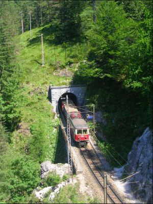 In den Zinken
Die 1099.02 mit dem Kaffeehauszug "Kleiner Brauner" in den Zinken
Schlüsselwörter: 1099 , 1099.02 , Mariazellerbahn , MzB , Bergstrecke , Zinken