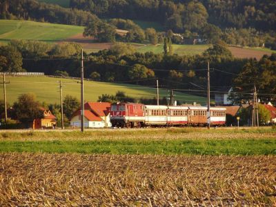 Herbststimmung
Eine 2095er kurz nach Klangen, in bereits leicht herbstlicher Landschaft.
Schlüsselwörter: 2095 , Mariazellerbahn , MzB , Talstrecke , Klangen