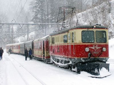 Pause in der Laube
1099.02 in Laubenbachmühle vor Angriff der Bergstrecke.
Schlüsselwörter: 1099 , 1099.02 , Mariazellerbahn , MzB , Talstrecke , Laubenbachmühle , Winter