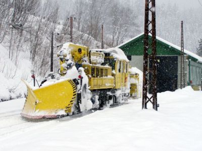 Winterdienst
Bevor die Schneefräse ihren Dienst antreten kann, muss sie selbst erst mal von den Schneemassen befreit werden.
Schlüsselwörter: Mariazellerbahn , MzB , Laubenbachmühle , Schneefräse , Winter