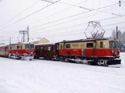 Züge vor der Abfahrt
Die fertig rangierten Garnituren warten in Mariazell auf die Abfahrt.
Schlüsselwörter: 1099 , 1099 001 , 1099.14 , Mariazellerbahn , MzB , Bergstrecke , Mariazell , Winter