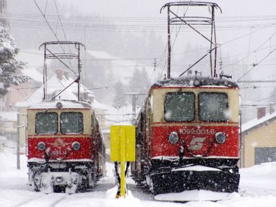 Winter in Mariazell
1099.14 und 1099 001 vor der Abfahrt im tiefwinterlichen Mariazell.
Schlüsselwörter: 1099 , 1099 001 , 1099.14 , Mariazellerbahn , MzB , Bergstrecke , Mariazell , Winter