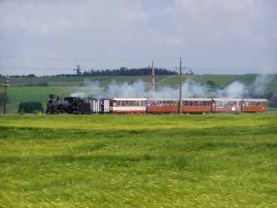 Bunter Panoramic
Dieses Mal ist der Panoramic nicht sortenrein, ein Wagen im Valousek-Design hat sich dazugeschummelt.
Schlüsselwörter: Mh.6 , Panoramic , Mariazellerbahn , MzB , Talstrecke , Klangen