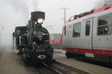 Treffen der Generationen
Oft versuchte ich, alle drei Fahrzeugenerationen der Mariazellerbahn auf einem Bild einzufangen. Zwar fernab von der idealen Paradeaufstellung, aber dafür in einer echten Betriebssituation sind hier der vierteilige 4090 und 1099.14 anzutreffen, während die Mh6 auf ihren Einsatz vor dem Panoramic 760 wartet.

Schlüsselwörter: Mariazellerbahn , MzB , Mh6 , Mh.6 , 4090 , 1099 , Ober-Grafendorf , Obergrafendorf , Talstrecke