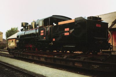 Schmalspur bei der "Schau der Schiene"
Zum den Stars der Jubiläumsveranstaltungen "150 Jahre Eisenbahn in Österreich" im Jahr 1987 gehörte auch eine Schmalspurdampflok - die ehemalige jugoslawische 83.076 des Club 760, hier bei der Fahrzeugschau am Wiener Nordbahnhof. An eine baldige Reaktivierung der Lok, die heute im Zillertal fährt, hat damals vermutlich noch niemand im Ernst gedacht.
Schlüsselwörter: 83 , Wien Nord , Schmalspur-Transportwagen , Club 760