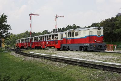 Ein Planzug mit einer Mk45 und den beliebten offenen Sommmerwagen trifft im Bahnhof Széchenyi-hegy ein. Dieser Endpunkt der Bahn ist aus der Stadt heraus mit der normalspurigen Zahnradbahn gut ans öffentliche Verkehrsnetz angeschlossen.
Schlüsselwörter: Budapest , Kindereisenbahn , MAV , Mk45