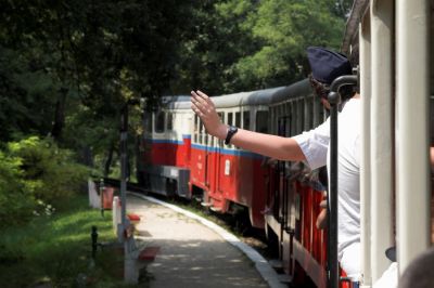 Wie zur Pionierbahnzeit wird der Fahrbetrieb von Kindern in ihrer Freizeit abgewickelt.
Schlüsselwörter: Budapest , Kindereisenbahn , MAV