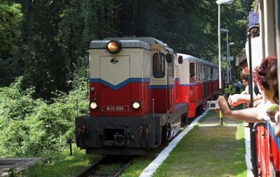 Kreuzung mit einem Dieselzug in Virágvölgy
Schlüsselwörter: Budapest , Kindereisenbahn , MAV ,  Mk45