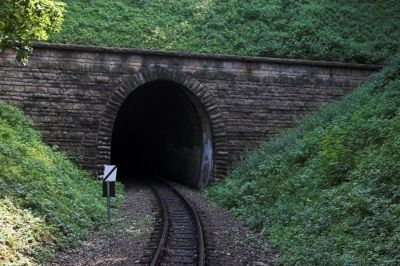 Der 198 m lange Hárs-hegy-Tunnel beweist eindrucksvoll, dass die Budapester Kindereisenbahn kein Kinderspielzeug und mehr als eine typische Parkeisenbahn ist. Es dürfte sich dabei wohl um den einzigen Kehrtunnel Ungarns handeln, in diesem steigungsreichen Abschnitt hat die Bahn durchaus Gebirgsbahncharakter.
Schlüsselwörter: Budapest , Kindereisenbahn , MAV ,  Tunnel