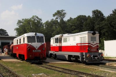 Im Betriebsbahnhof an der nördlichen Endstation Hűvösvölgy konnten jene Fahrzeuge besichtigt werden, die nicht auf der Strecke unterwegs waren. Hier das Museumsstück Mk49.2006 und die Mk45.2001
Schlüsselwörter: Budapest , Kindereisenbahn , MAV ,  Mk45 , Mk49