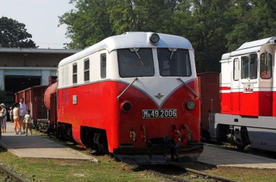 Die einzige erhalten gebliebene Mk49 wurde von ihrem Denkmalsockel am Bahnhof Széchenyi-hegy geholt und bietet wieder einen prächtigen Anblick.
Schlüsselwörter: Budapest , Kindereisenbahn , MAV ,  Mk49