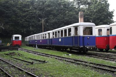 Die Nostalgiewagen der Kindereisenbahn, zum Triebwagen passend im blau-weißen Anstrich.
Schlüsselwörter: Budapest , Kindereisenbahn , MAV