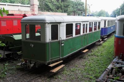 In grün und weiß ein BD am Ende der Wagenreihe.
Schlüsselwörter: Budapest , Kindereisenbahn , MAV