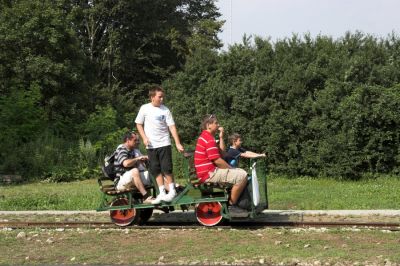 Auf der händisch bedienten Draisine konnte das junge Publikum seine Kräfte beweisen.
Schlüsselwörter: Budapest , Kindereisenbahn , Draisine