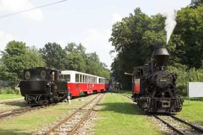 Begegnung der beiden Dampflokomotiven, 490.039 ist mit ihrem Zug vom Széchenyi-hegy zurück gekommen.
Schlüsselwörter: Budapest , Kindereisenbahn , MAV ,  490