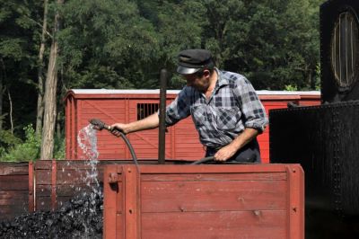 Etwas Wasser, damit die Kohle nicht zu sehr staubt.
Schlüsselwörter: Budapest , Kindereisenbahn , MAV , Heizer