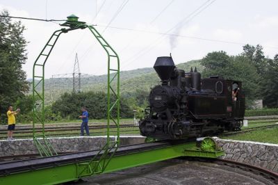 490.056 fährt zum Wenden auf die Drehscheibe.
Schlüsselwörter: Budapest , Kindereisenbahn , MAV ,  490 , Drehscheibe