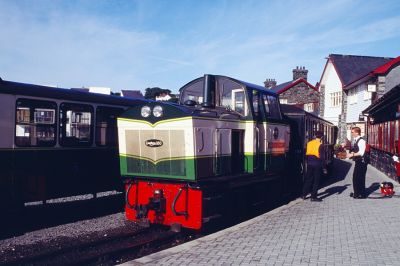 Wendezug auf 2 Fuß Spurweite
Der erste Zug des Tages wird mit der Diesellok "Conway Castle" geführt, welche über eine Wendezugsteuerung verfügt! 
Schlüsselwörter: Wales , Ffestiniog Railway , Porthmadog , Wendezug