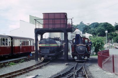 Wasser und Öl
Am Gleisabschluß in Porthmadog tankt Merddin Emris Wasser und Öl. Wegen der Waldbrandgefahr im Snowdonia-Nationalpark wurden die Loks in den frühen 1970ern auf Ölfeuerung umgebaut, jedoch ist man inzwischen wegen der Treibstoffkosten bestrebt, wieder auf Kohlenfeuerung rückzubauen. An Stelle der Gebäude im Hintergrund befand sich ursprünglich der Hafen, von dem Schieferplatten in alle Welt exportiert wurden.
Schlüsselwörter: Wales , Ffestiniog Railway , Fairlie , Porthmadog