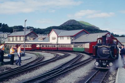 Porthmadog Harbour Station
Der Hafenbahnhof von Porthmadog ist der Ausgangspunkt der Ffestiniog Railway. 1836 als mit Schwerkraft und Pferden betriebene Güterbahn fertiggestellt, gilt sie nicht nur als älteste aktive Schmalspurbahn der Welt, sondern ist auch (da sie auch in den Jahren der Betriebseinstellung nicht aufgelöst wurde) zugleich die älteste private Bahngesellschaft der Welt.
Schlüsselwörter: Wales , Ffestiniog Railway , Fairlie , Porthmadog