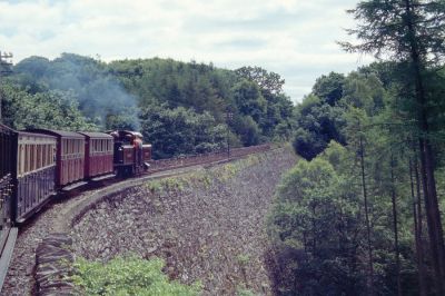 Über den Hohen Damm
Der Zug quert den mit 62 Fuß (ca. 20 m) hohen steinernen Damm "Cei Mawr", den höchsten auf der Strecke. Die Aussprache des Walisischen ist für unsere Ohren etwas ungewohnt, aber so etwas ähnliches wie "Kaimauer" dürfte für dieses Bauwerk als Annäherung ganz passabel hinkommen...
Schlüsselwörter: Wales , Ffestiniog Railway , Fairlie