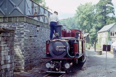 Tan y Bwlch
In Tan y Bwlch, etwa in der Streckenmitte gelegen, wird Wasser gefasst. Von 1958 bis 1968 war hier Endstation.
Schlüsselwörter: Wales , Ffestiniog Railway , Fairlie , Tan y Bwlch