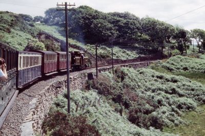 unterwegs im Snowdonia-Nationalpark
Unterwegs zwischen Tan y Bwlch und Dduallt, dieser Abschnitt wurde 1968 wieder eröffnet. Der Waggon ganz links im Bild ist eines der letzten Originalfahrzeuge der Welsh Highland Railway, der einst längsten Schmalspurbahn von Wales. Erfreulicherweise wird auch diese Bahn seit 1994 wieder aufgebaut und bis 2009 soll der Anschluß an die FR in Porthmadog wieder hergestellt werden.
Schlüsselwörter: Wales , Ffestiniog Railway , Fairlie