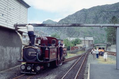 Am oberen Streckenende
In Bleanau Ffestiniog trifft die Schmalspurbahn wieder auf die Normalspur, die hier als Rest einer ehemals durchgehenden Strecke nun auch hier endet. Am Wasserturm ergänzt Merddin Emris die Wasservorräte für die Rückfahrt.
Schlüsselwörter: Wales , Ffestiniog Railway , Fairlie , Bleanau Ffestiniog