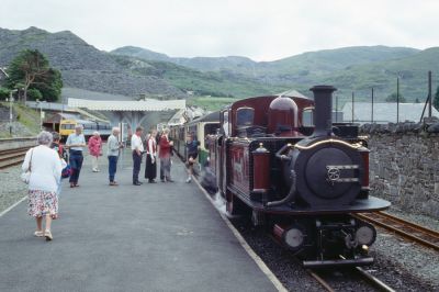 Bleanau Ffestiniog
Merddin Emris hat nun ans andere Ende des Zuges umgesetzt und steht trotzdem "richtig". Im Hintergrund ein Triebwagen der British Rail (im letzten Jahr vor der Zerschlagung und Privatisierung), der gemeinsame Bahnhof in  Bleanau Ffestiniog wurde 1982 eröffnet.
Schlüsselwörter: Wales , Ffestiniog Railway , Fairlie , Bleanau Ffestiniog